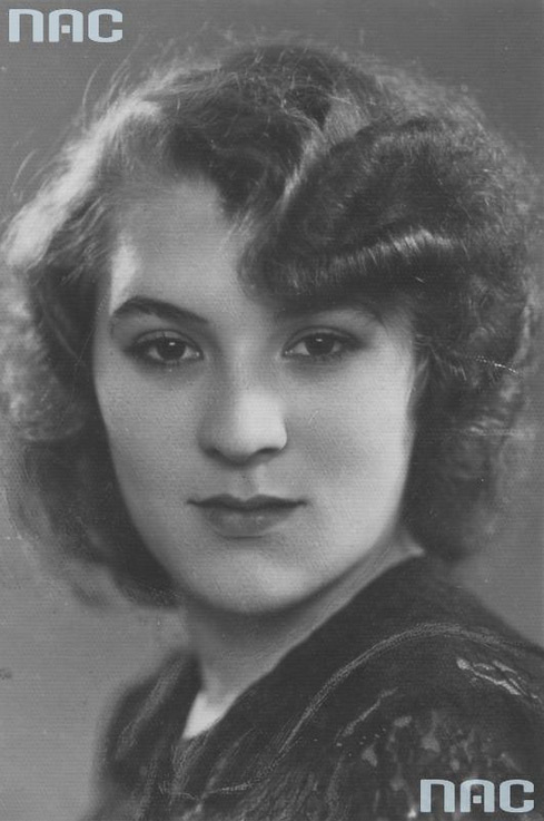 Halina Czerny-Stefańska, ok. 1938-1939, fot. Dom Fotografii "Bielec" w Krakowie / NAC / www.audiovis.nac.gov.pl